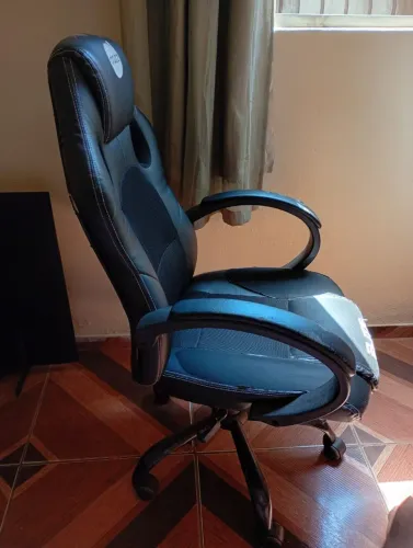 Vendo esta cadeira gamer.