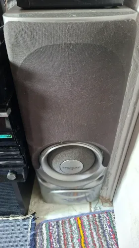 Caixas de som com fio vulcanic 2 unidades sem avarias. 