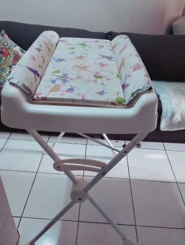 Banheira com suporte e trocado.