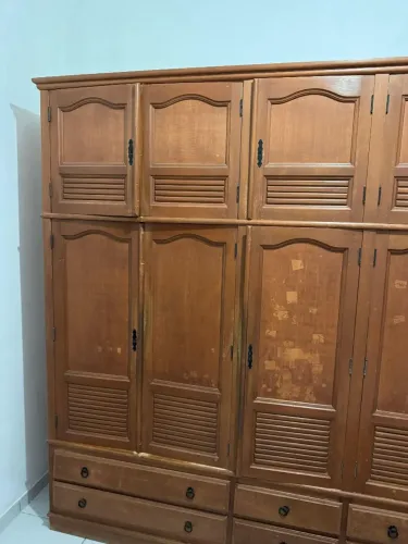 Guarda-roupa de casal em madeira maciça