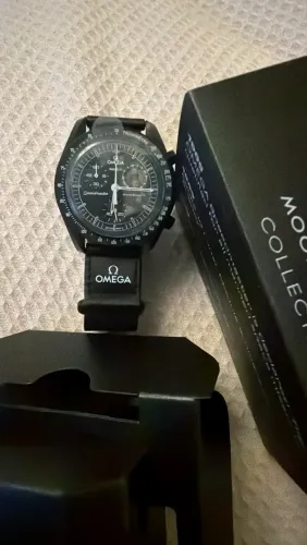 Relógio Omega x Swatch Moonwatch Mission To The Moonphase - Snoopy Preto