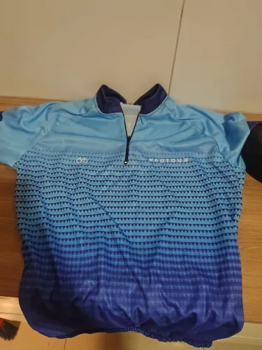 Roupas e óculos de ciclismo