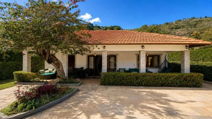 Casa Linear de Alto Padrão 4 Quartos sendo 3 Suítes em Condomínio Fechado com lazer | na R