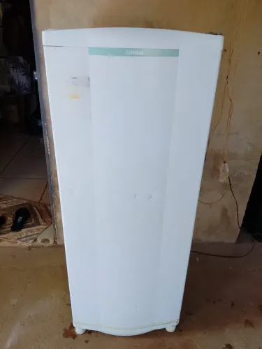 Vendo geladeira funcionando perfeitamente, faço entrega , zap *