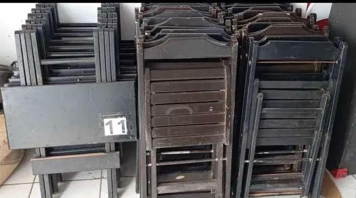 Mesa com cadeiras de madeira