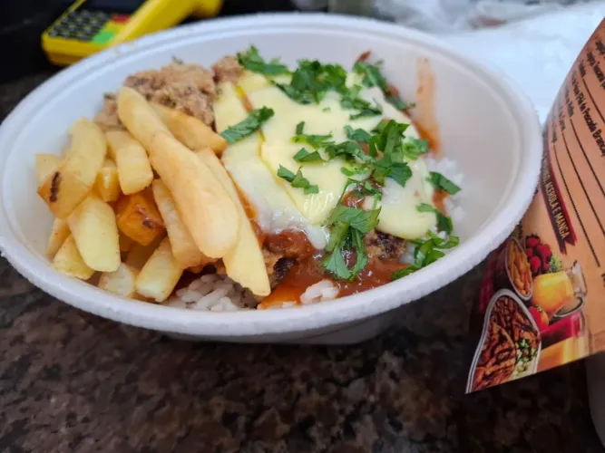Procura-se cozinheiro(a) e auxiliar de cozinha.