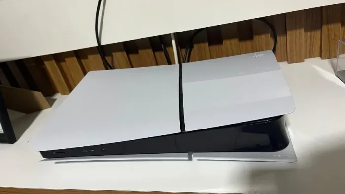Ps5, com dois controles e caixa, menos de 1 ano de uso.