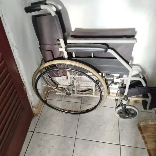 Vendo uma cadeira de rodas