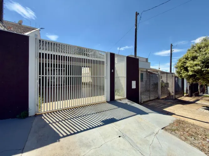 Casa à venda em Maringá, Jardim Everest, com 3 quartos, com 103.75 m²