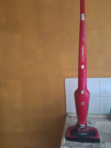 Aspirador de Po. Electrolux sem fio portátil.