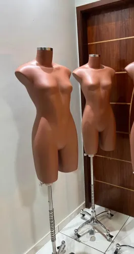 VENDO 2 MANEQUINS PARA LOJA - ÓTIMO ESTADO