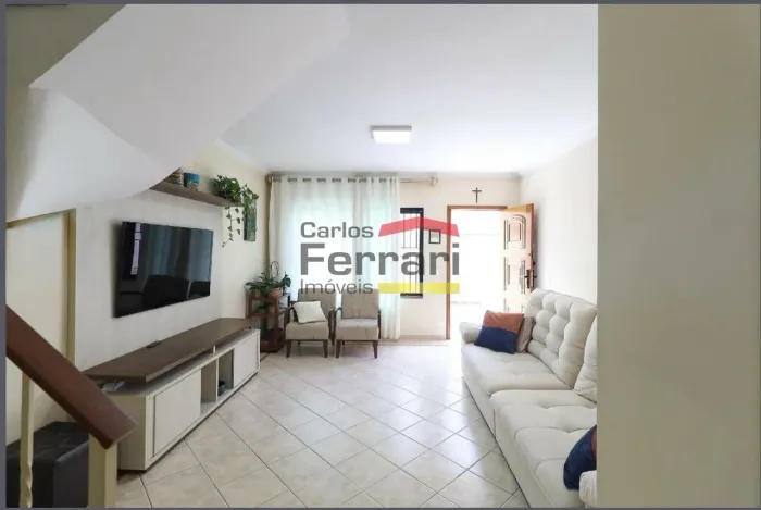 Sobrado em condomínio nas Palmas, 3 dormitórios, suíte, 2 vagas, piscina, 100 m2 . Oportun