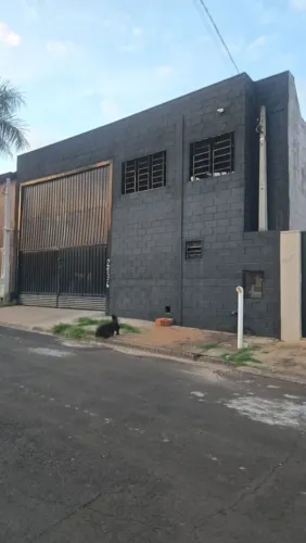 Aluga _se barracao comercial, ótima localização,  entrada para caminhões, pé direito alto