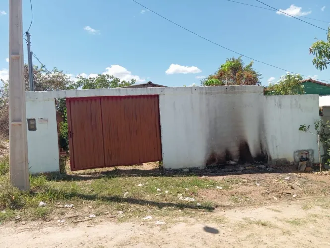 Vendo casa em Cezarina de Goiás beirando do rio dos bois pra ir em bora 55 k pego negocio