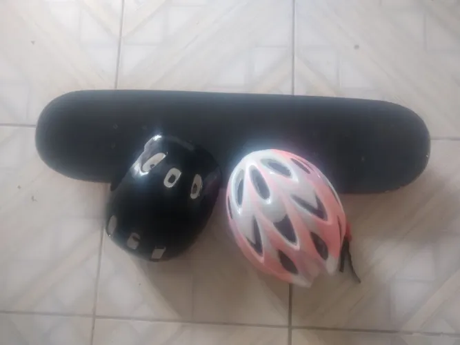 Skate sem rodas + dois capacetes de isopor