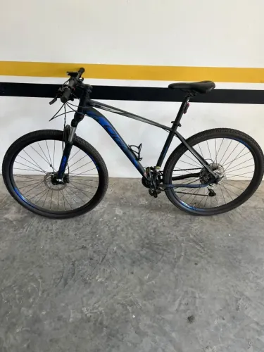 Vendo Bicicleta OGGI 7.0 KIT Shimano DEORE Preta/azul- Freio Hidráulico ÓTIMO ESTADO