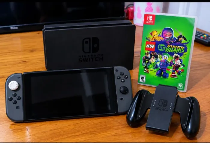 Nintendo Switch com jogo e cartão de memória