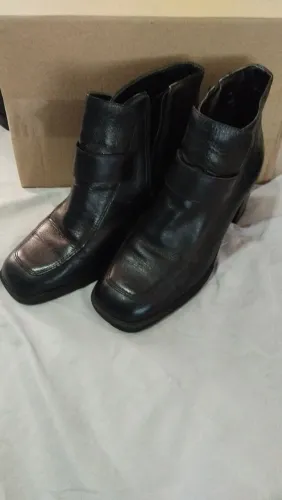 Bota cano curto couro Arezzo 