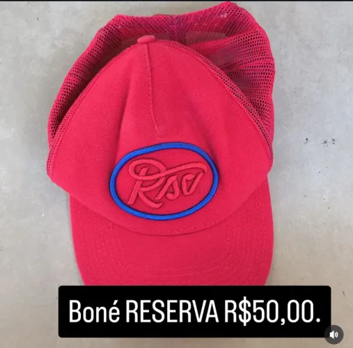 Boné vermelho marca RESERVA