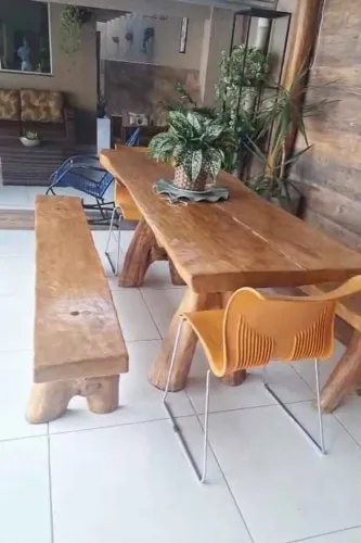 LINDA MESA DE MADEIRA COM 2 BANCOS