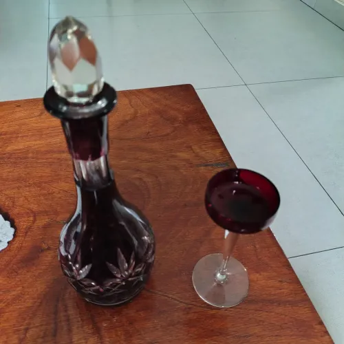 Garrafa de cristal com copos de cristal