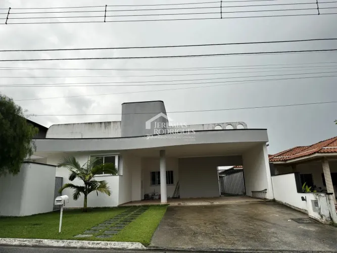 Casa à venda no Condomínio Real Ville em Pindamonhangaba/SP.