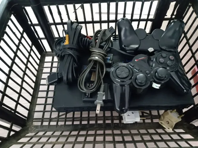 Console PlayStation 2 (PS2 Slim) + Controles + Cabos + Kit de Jogos