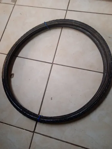 Par de pneus modelo clássico como Caloi e monark