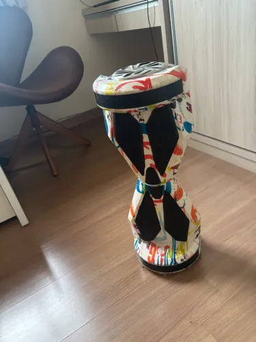 hoverboard elétrico com estampa colorida. 