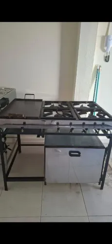Vendo fogão industrial com semi nova sem ferrugem com chapa e forno