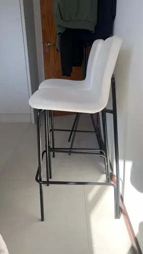 Banqueta Alta Estofada em Linho Claro - Estrutura Preta