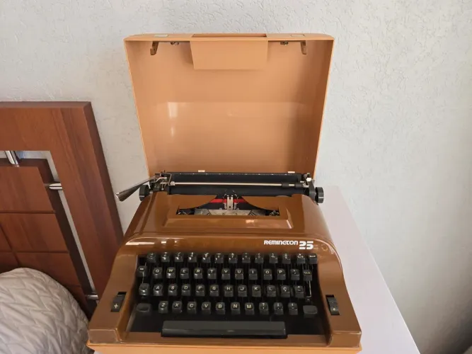 Vendo máquina de escrever Remington 25, um item vintage colecionável. Modelo remi