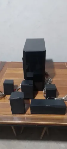Cinco  caixas  de home theater