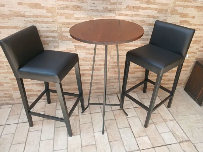 Mesinha bistro  alta em madeira maciça  e 2 banquetas de madeira  teca alta em couro preto