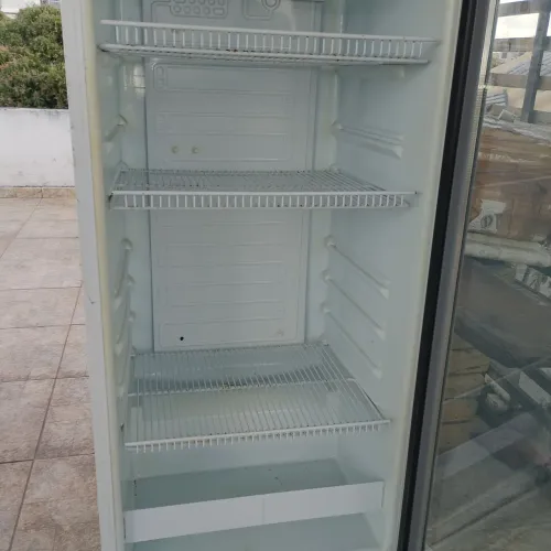 Expositor 300 litros ,marca Venax . Medindo 059x0,59 x172