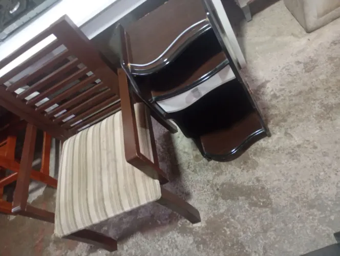 Kit cadeira com criado mudo 150 reais
