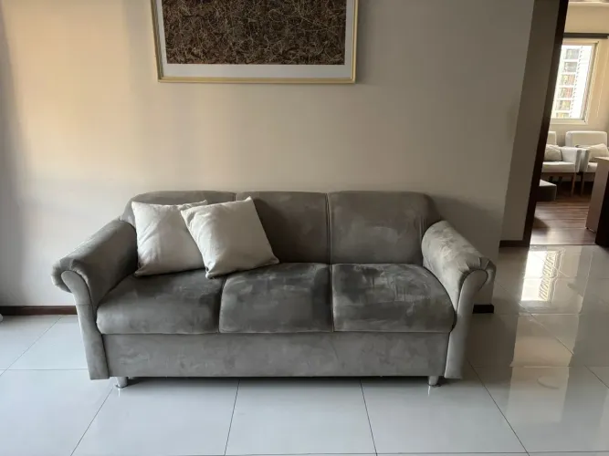 Sofá 3 lugares - Suede cinza - Conforto e estilo para sua sala