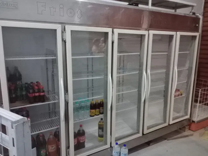 Expositora de bebidas / geladeira 5 portas 