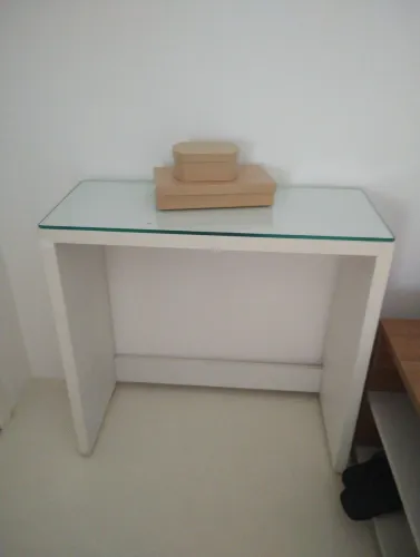 Aparador branco com vidro
