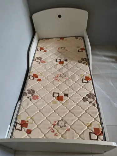 Cama com colchão pra criança em ótimo estado de conservação