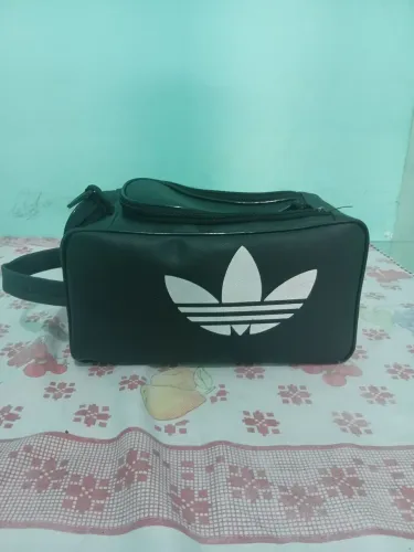 Necessaire esportiva Adidas no precinho