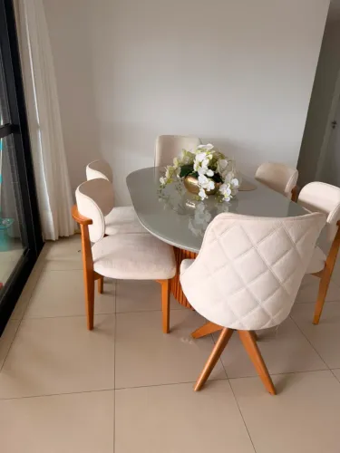 Conjunto de cadeiras com mesa