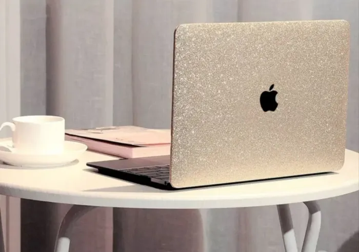 CAPA PARA MACBOOK COM GLITTER DOURADA