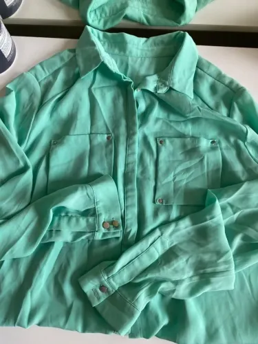 Blusa social de maga verde água