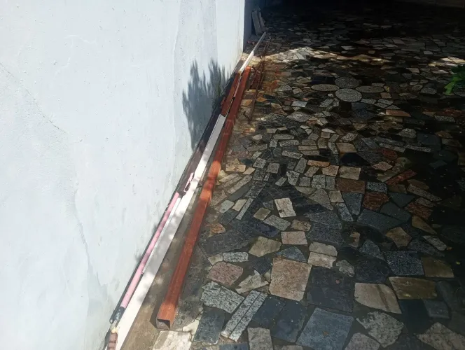 Vigas de metal e telhas