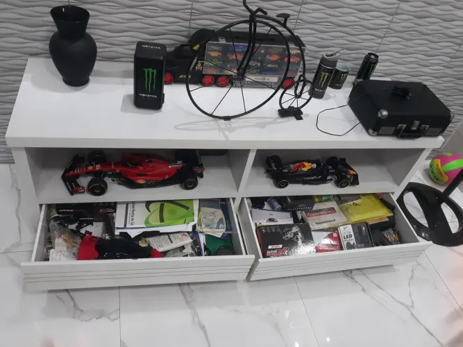 rack de sala com rodinhas e gavetas