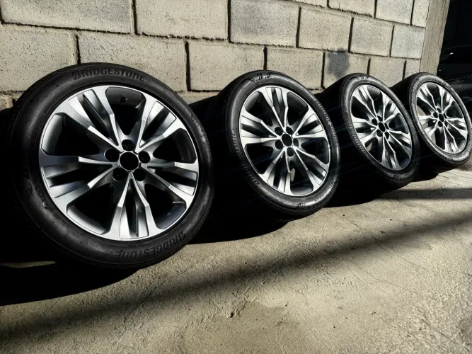 Vendo rodas 17  e pneu para corolla  em excelente estado 