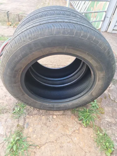 Pneu aro 14 185/65 seminovo 90 % de pneu ,500 reais os dois