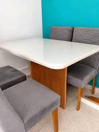 Mesa com 4 cadeiras NOVA!