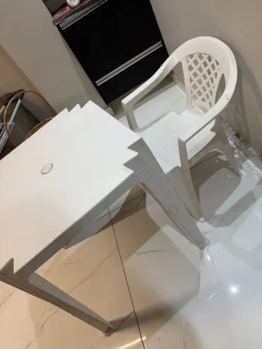 Mesa e cadeira de plástico